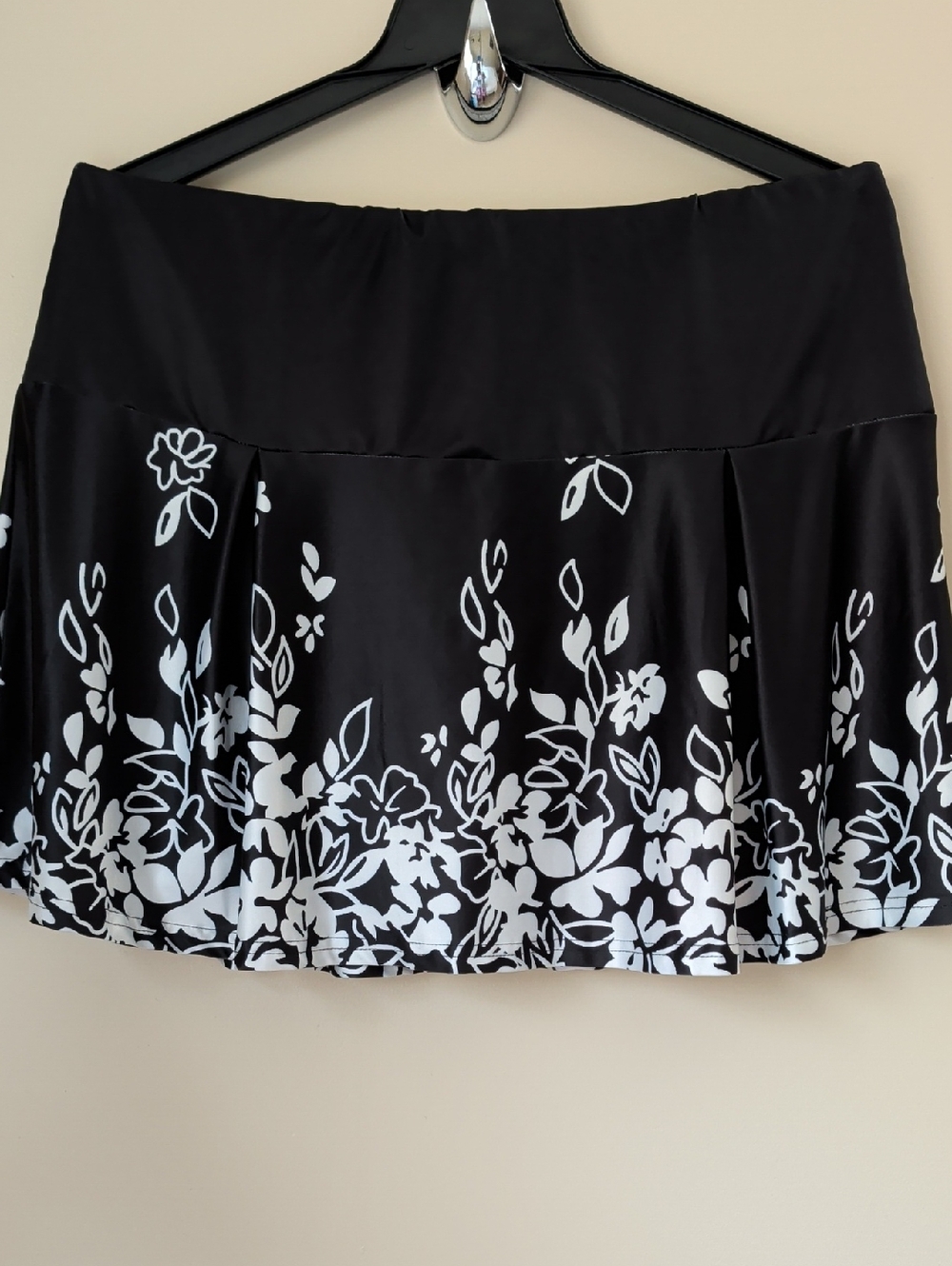 Women's Black Floral Print Skort Size 3XL Lightweight Stretch Pull-On Skort